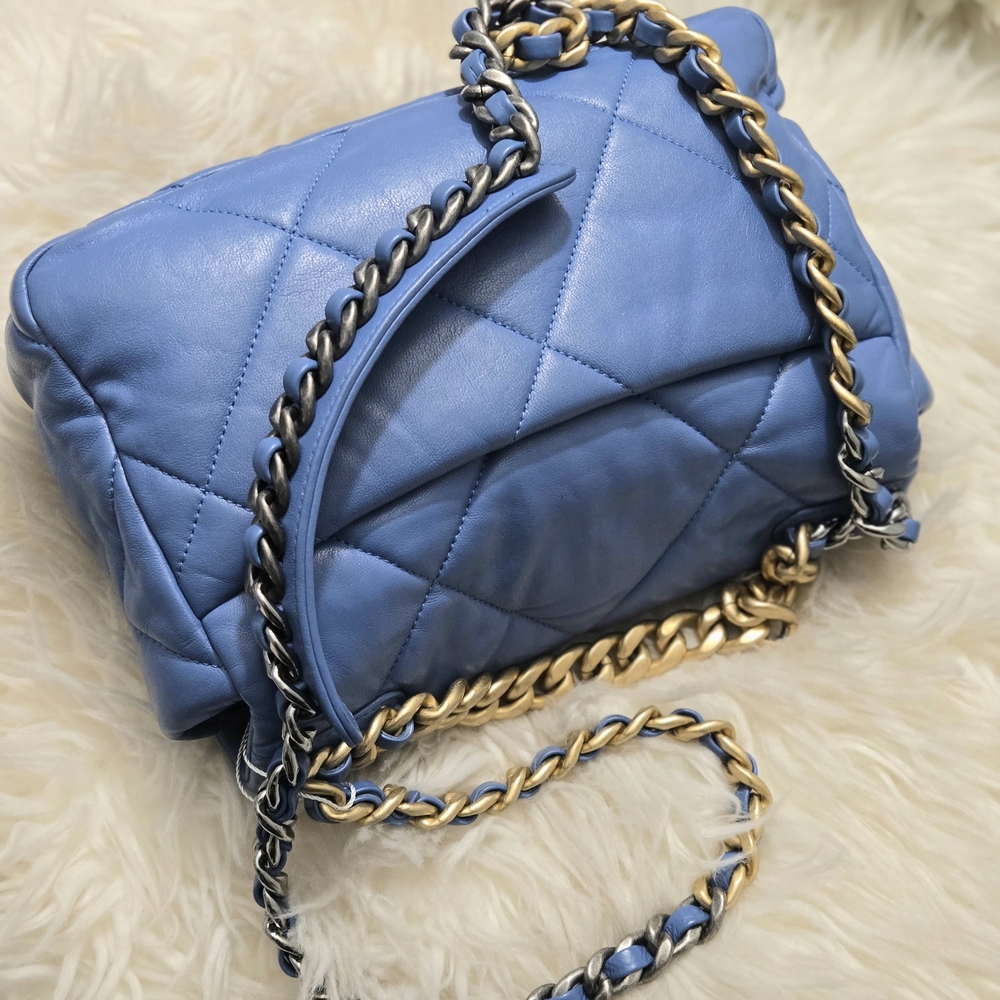 Chanel 19 Blue Quilted Lambskin With Chain Blue - Medium - Picture 4 of 11
